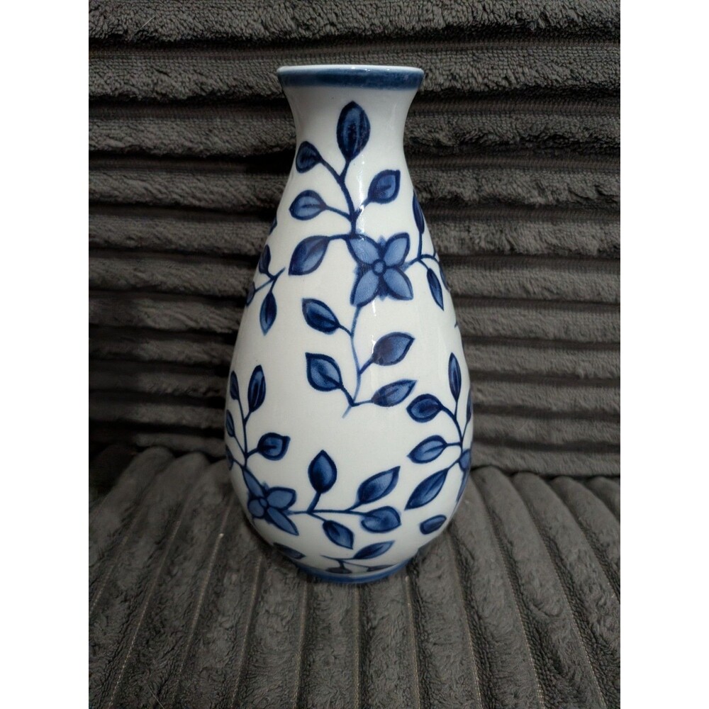 Vtg Bombay Chinoiserie Blue & White Porcelain 6” Bud Vase Floral